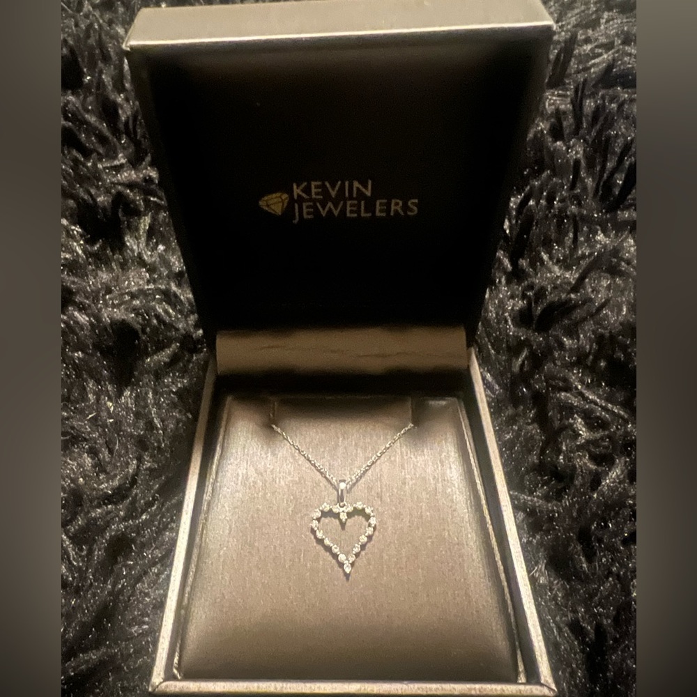 Beautiful Kevin jewelers diamond heart necklace 💎💙